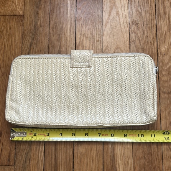 Sondra Robert’s Cluth - Picture 3 of 6